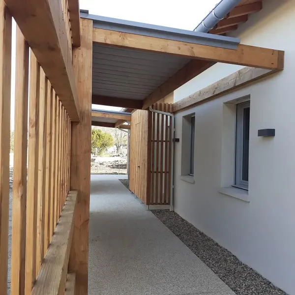 Coursive en ossature bois fermée par un claustra à lames verticales