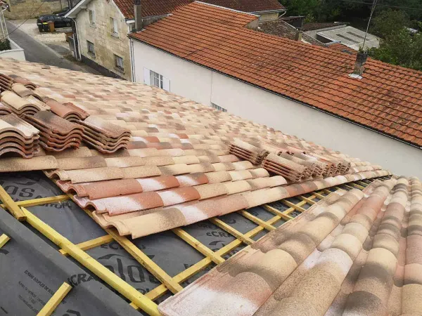 Tuiles en attente de pose sur le pare-pluie et les liteaux d'une isolation par sarking