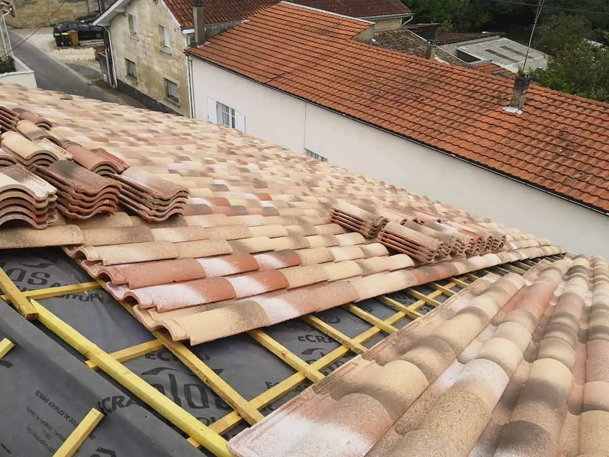 Tuiles en attente de repose sur le pare-pluie et les liteaux d'une toiture isolée par sarking