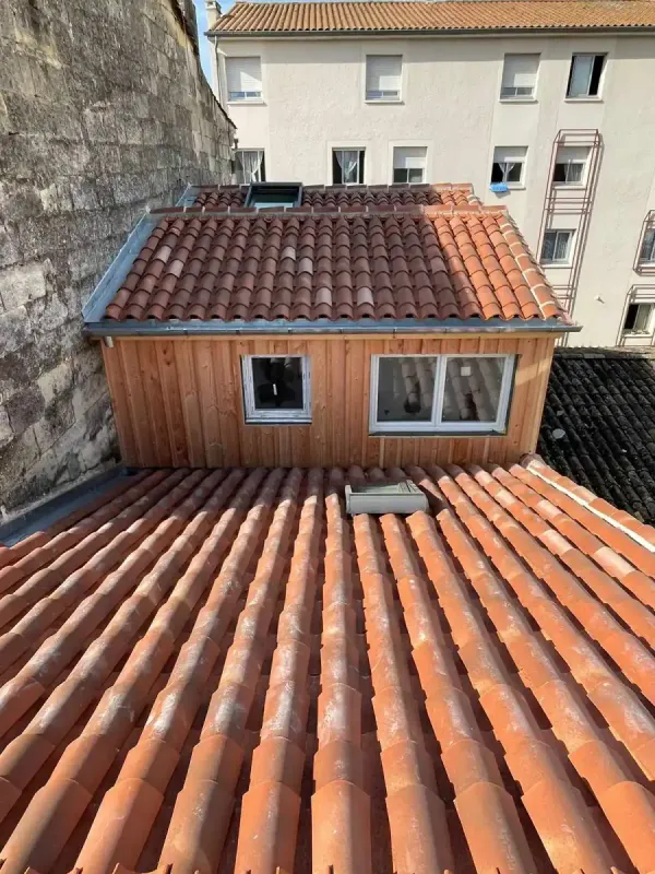 Équipe ECOTOIT sur la réfection d'une toiture ancienne en Gironde